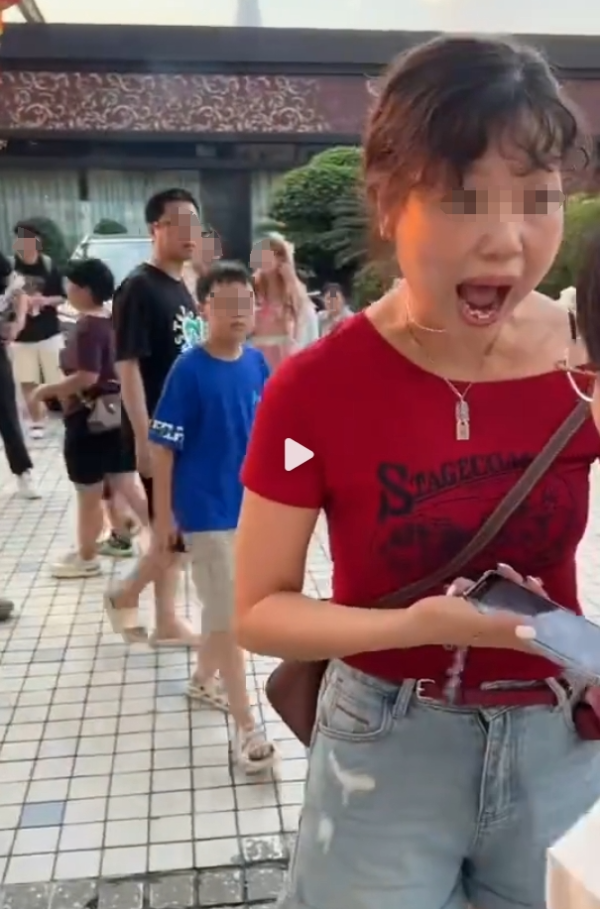 上阳网配资 游客在洪崖洞被强拉拍照，拒绝后遭谩骂！重庆文旅部门介入